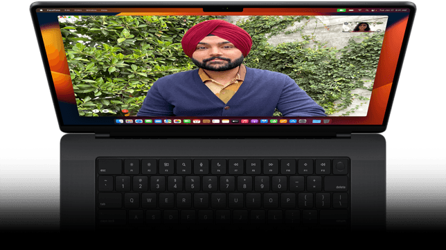 Imagem do MacBook Pro com uma chamada de vídeo do FaceTime.