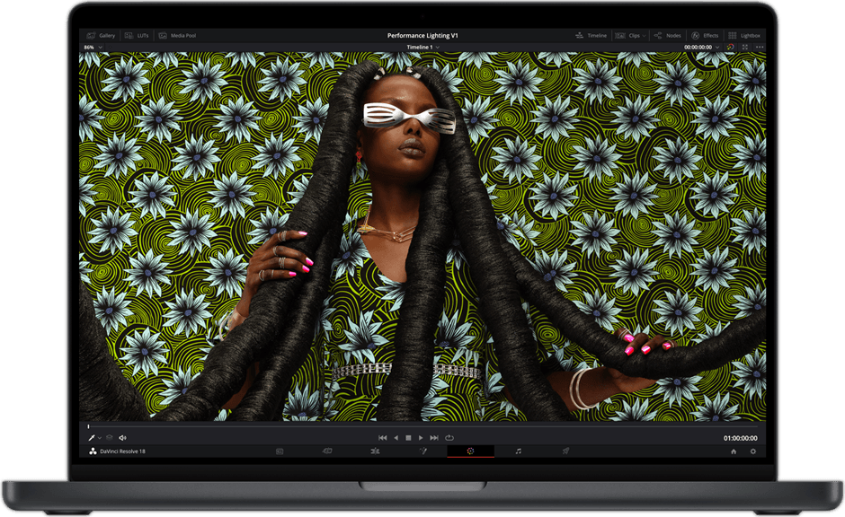 Foto colorida de uma pessoa que destaca o brilho da tela XDR do MacBook Pro.